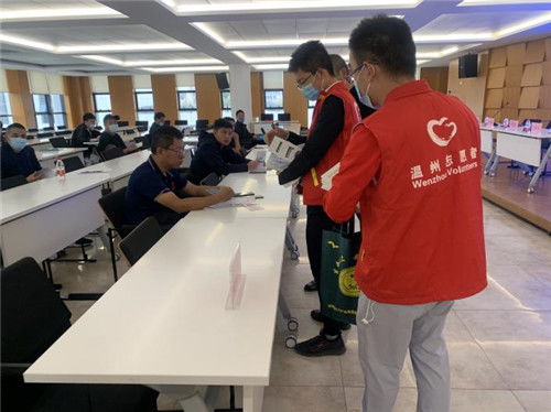 甌江口志愿者為小微企業提供安全生產與信息咨詢服務